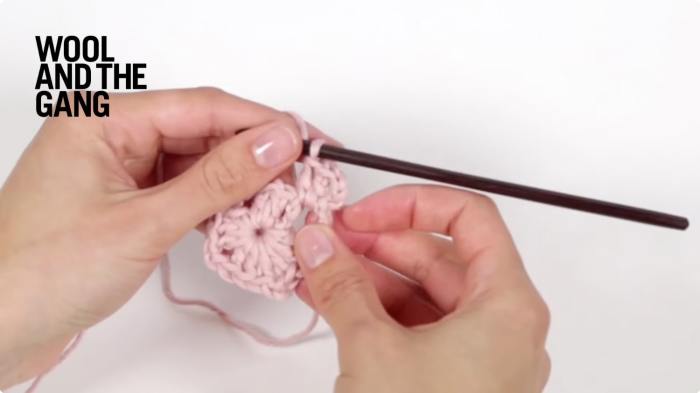 How to crochet: A basic Granny Square - Step 10