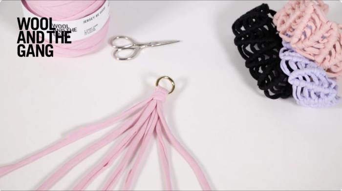 How To Make A Double Half Hitch In Macramé - Step 2