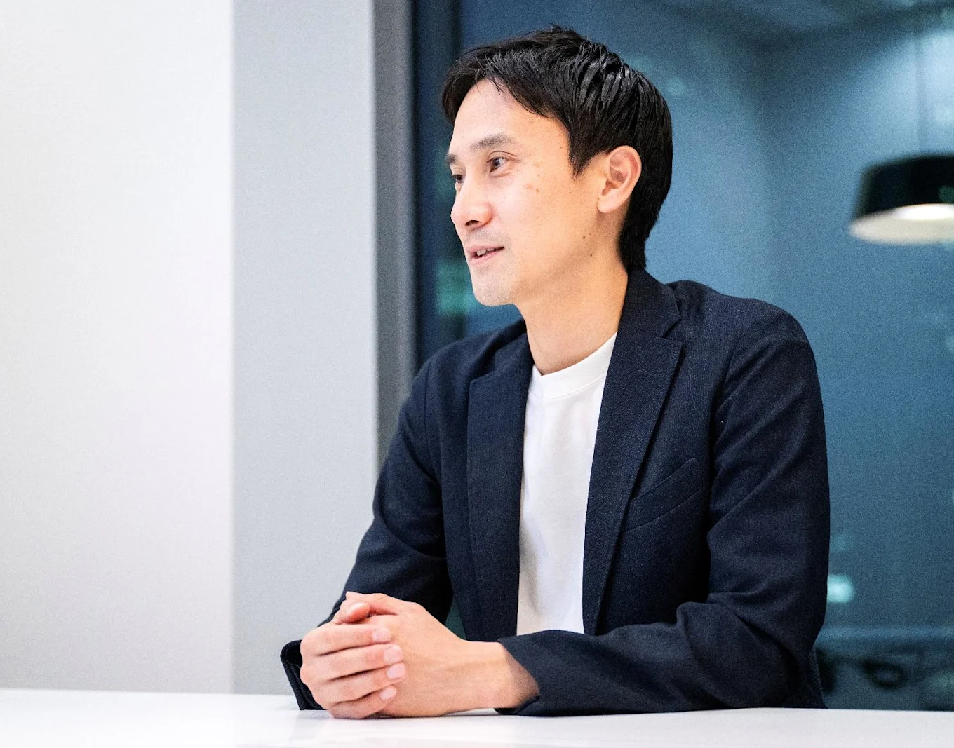 会議室でお話をされる品川さんの様子