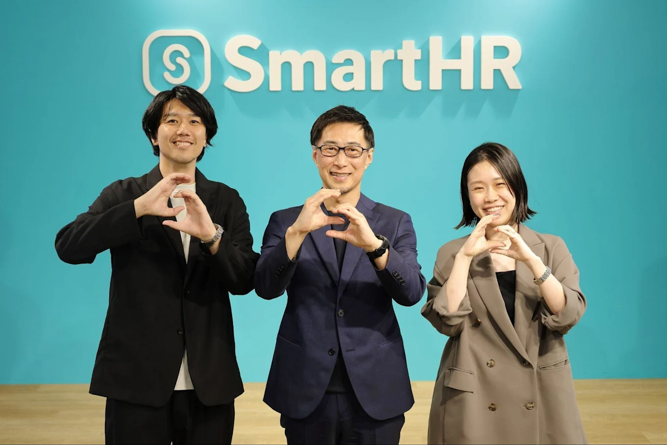Sの形を両手で作るSmartHRの加藤さん、西田さん、SmartHRの六原さん