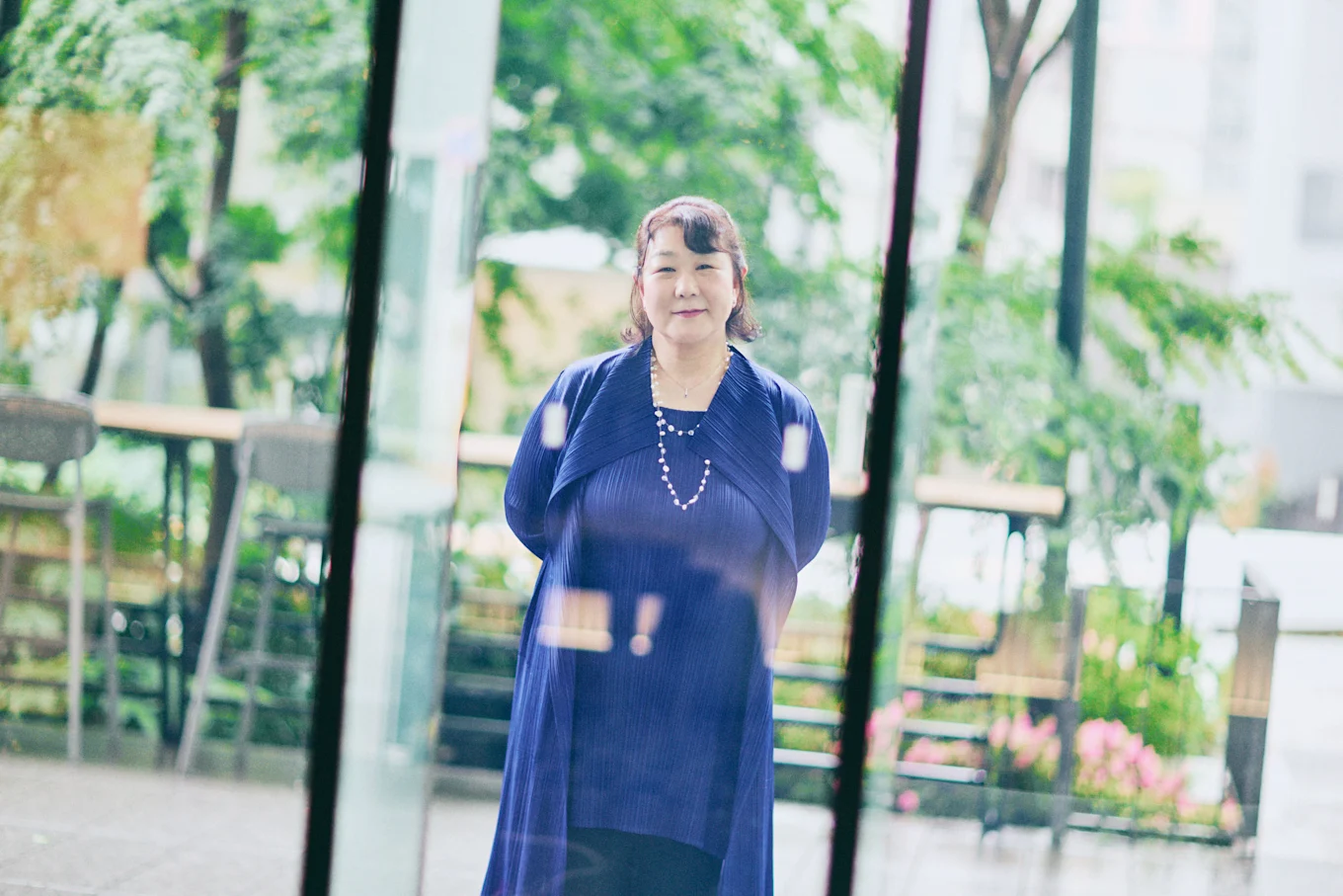 ガラス越しに立つ露木さん