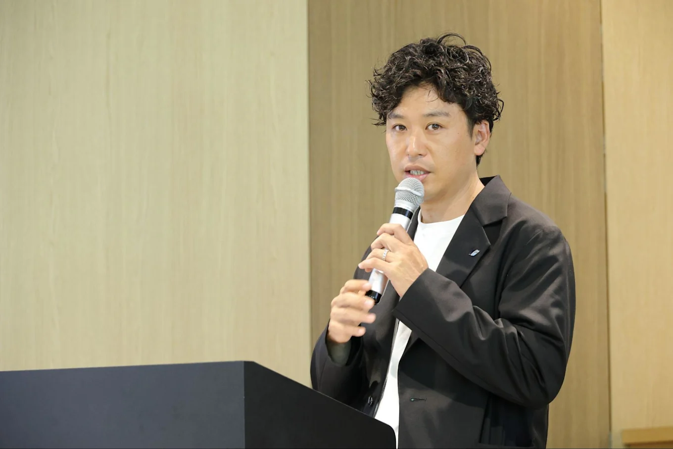 マイクを持ちながら話す須藤さん