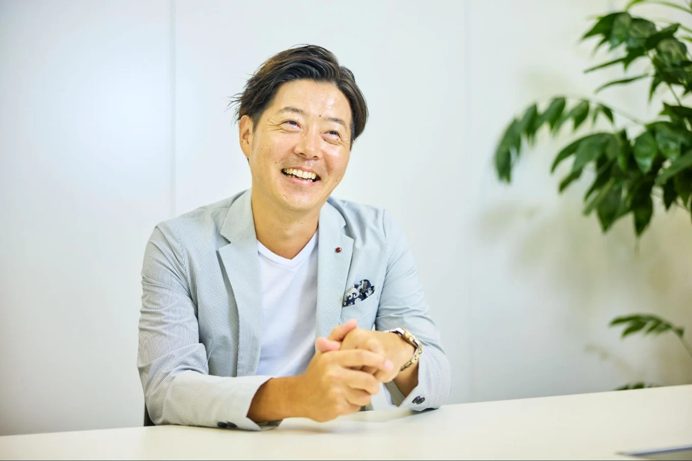 コクー株式会社 代表取締役CEO 入江雄介 笑顔でお話ししている様子