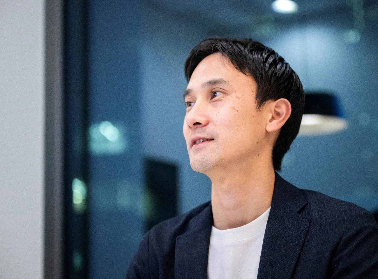 会議室でお話をされる品川さんの様子