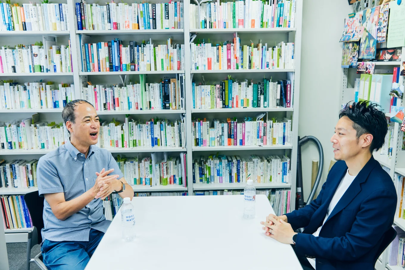 談笑する石山先生と芹澤さんの様子