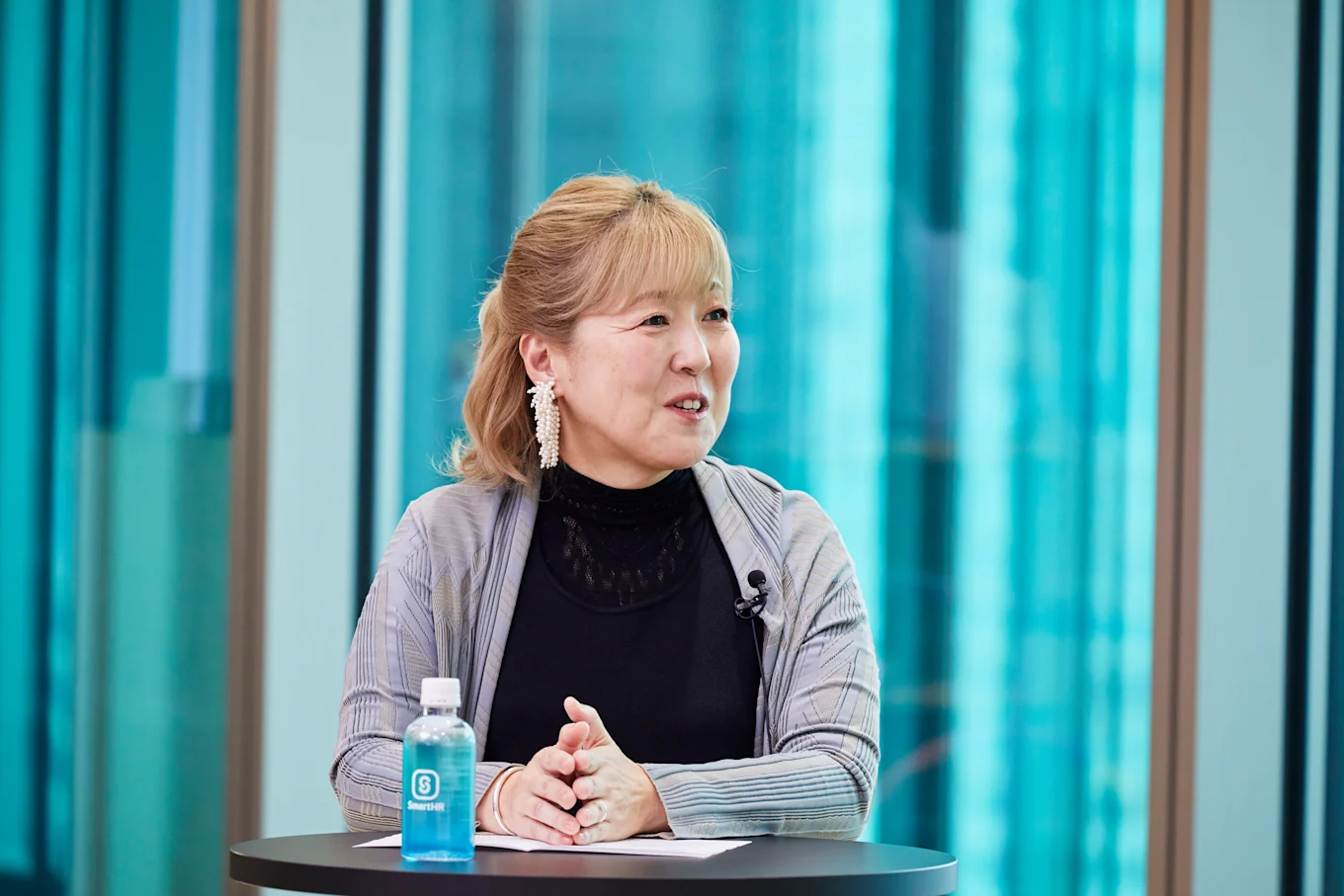 対談中笑顔でお話する笹原さん