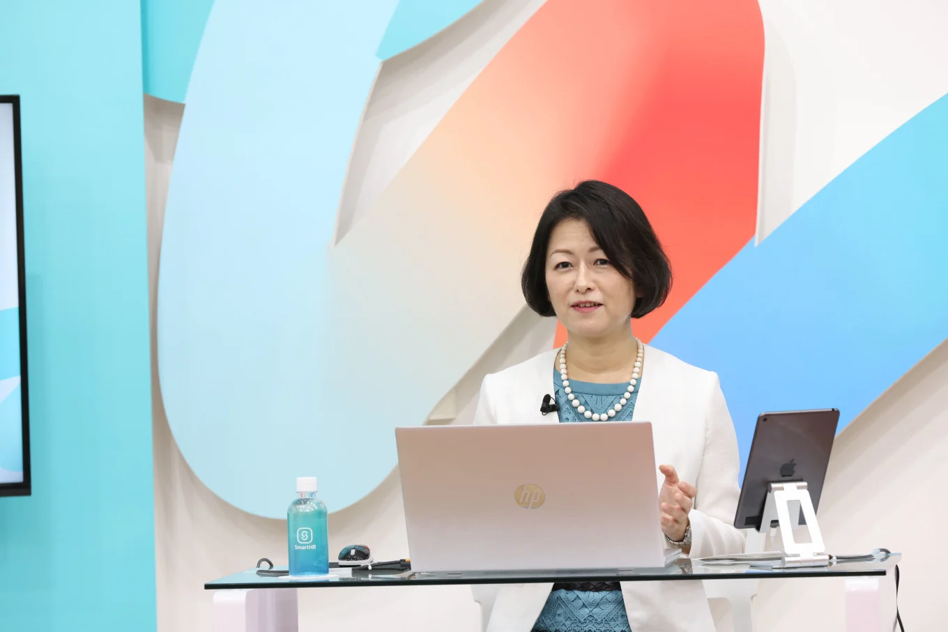 ノートパソコンの前で話をするカルビー株式会社 常務執行役員 CHRO 人事総務本部長の武田雅子さん
