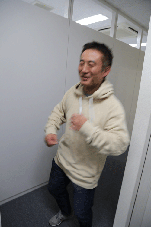 シックス・アパートでShortNoteを担当する清田いちるさんが踊っている様子