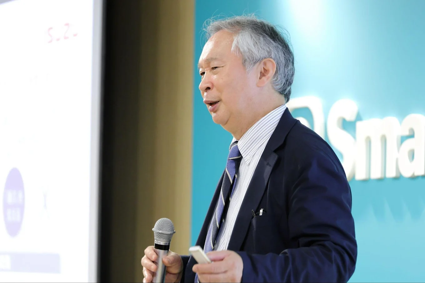 マイクを持ち聴衆に向けてお話する有沢さん