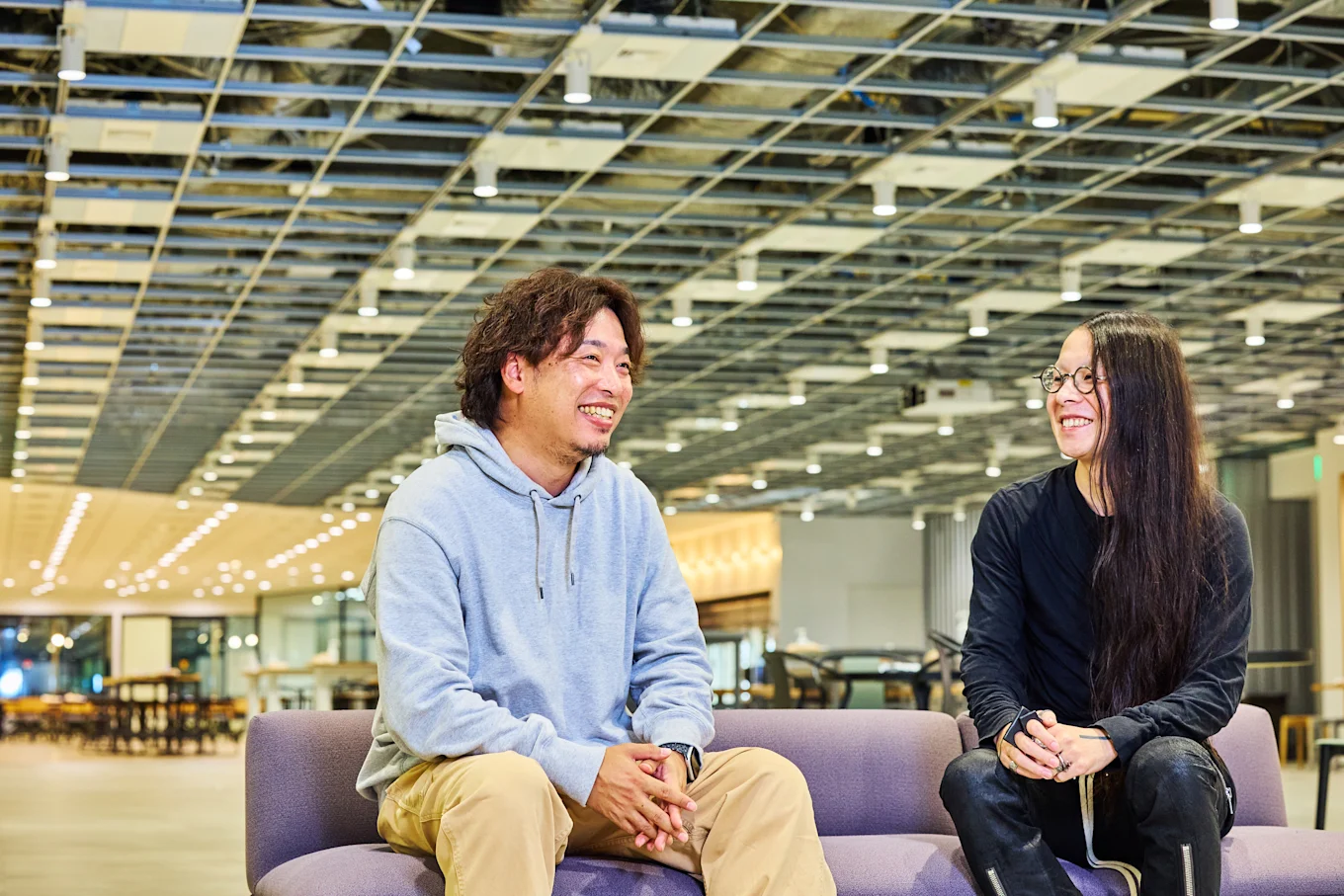 （写真）談笑する石井さん（左）と宮原さん（右）