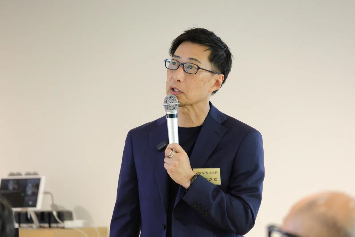 マイクを左手に持ち話をしている西田さん