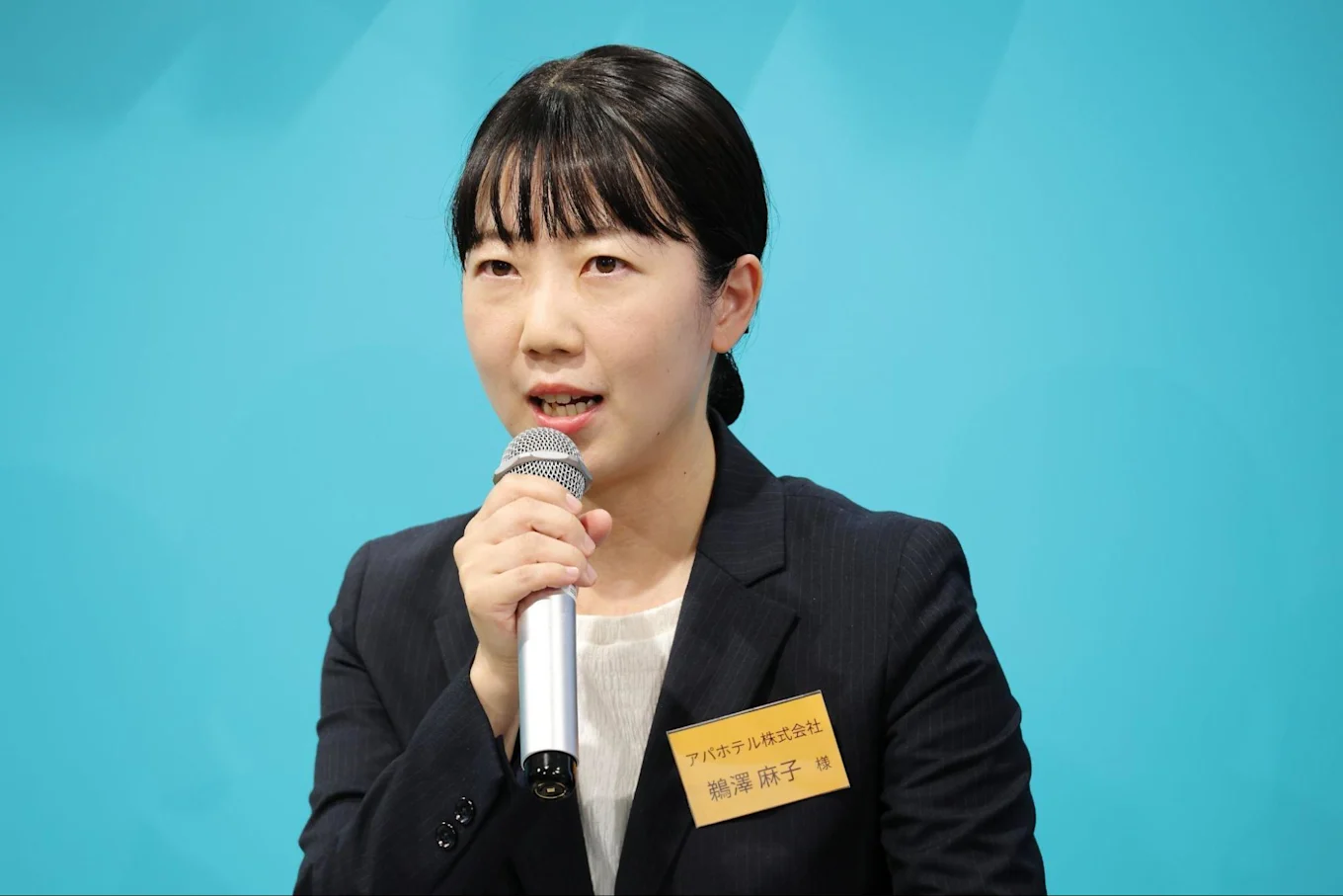 マイクを片手にお話しされる鵜澤さん