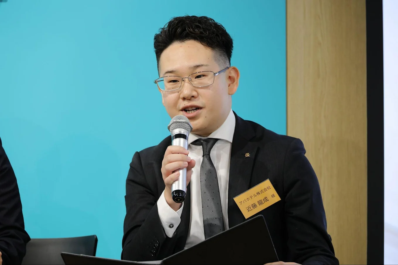 マイクを持ちお話しされる近藤さん