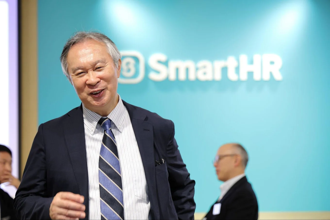 にこやかな笑顔で話す有沢さん