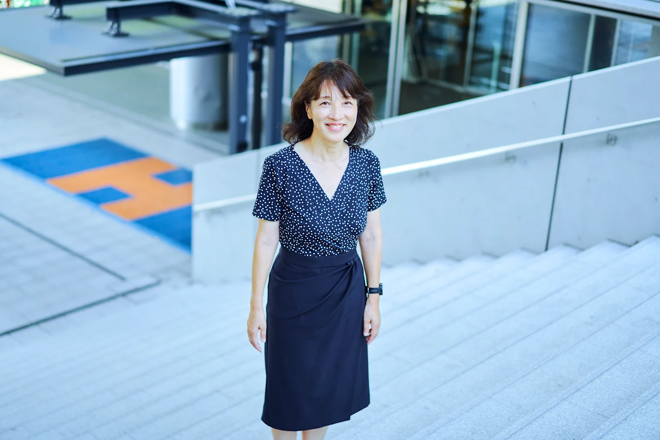 階段を歩く坂爪さん