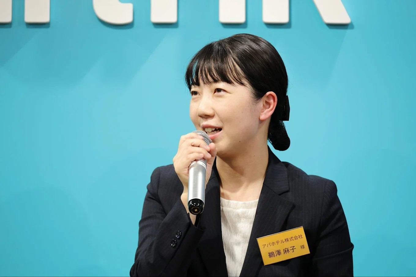 マイクを手にお話しされる鵜澤さん