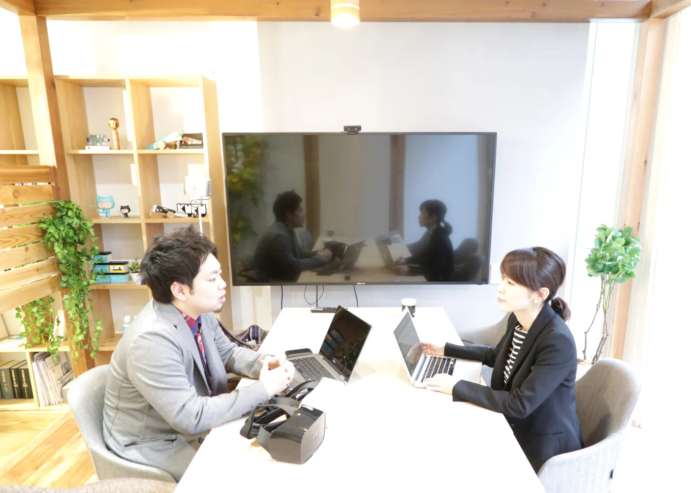 左・FOVE平田さん、右・SmartHR副島がオフィスで会話している様子