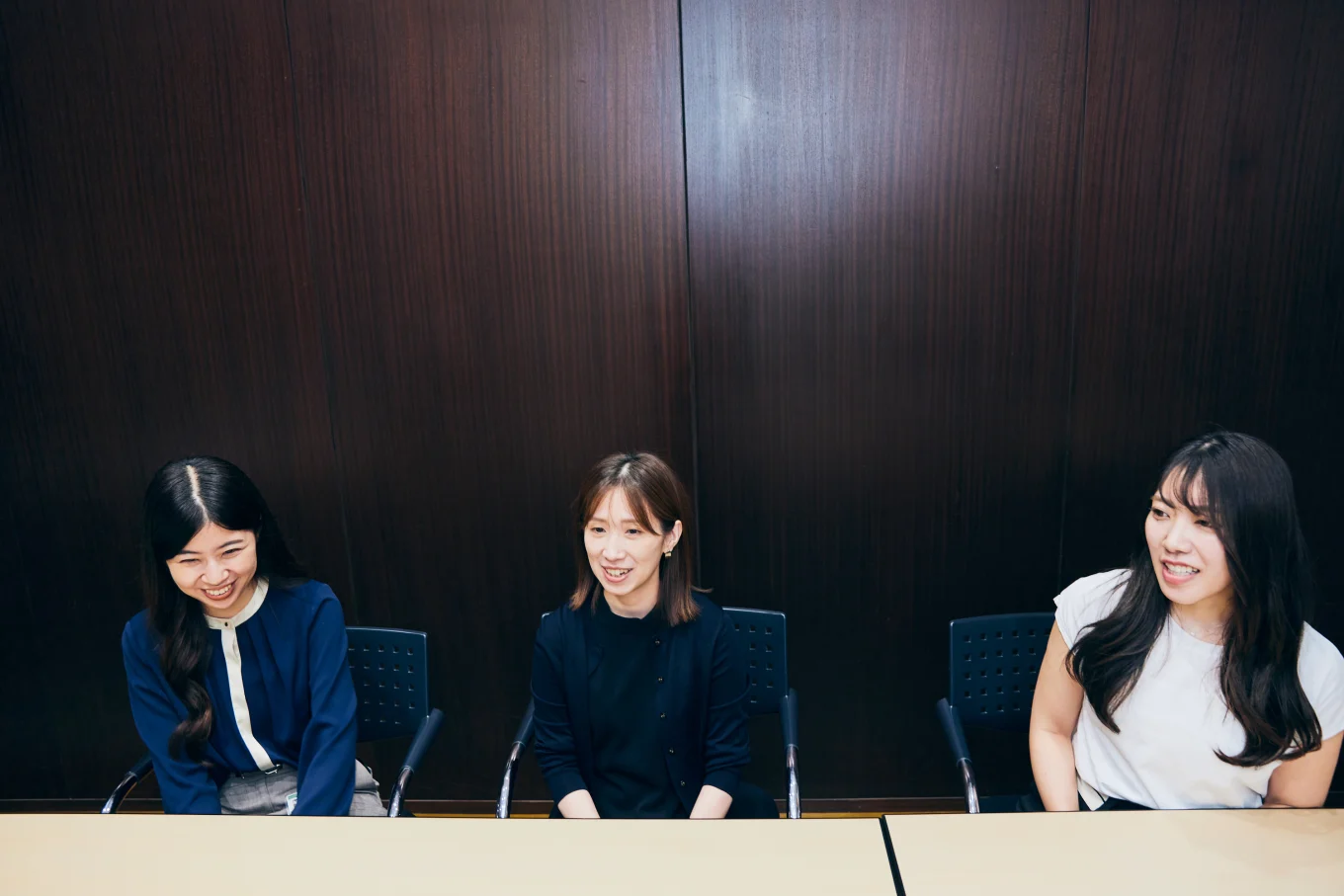 左から相川さん、岩渕さん、岩田さんが笑顔で話している様子