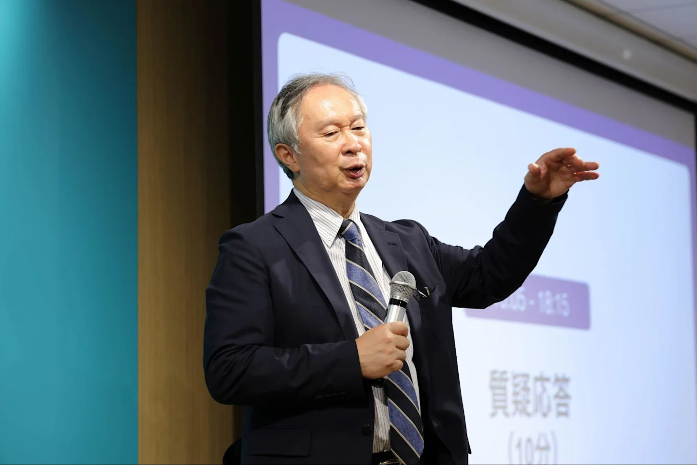 ジョスチャーを交えながら話す有沢さん