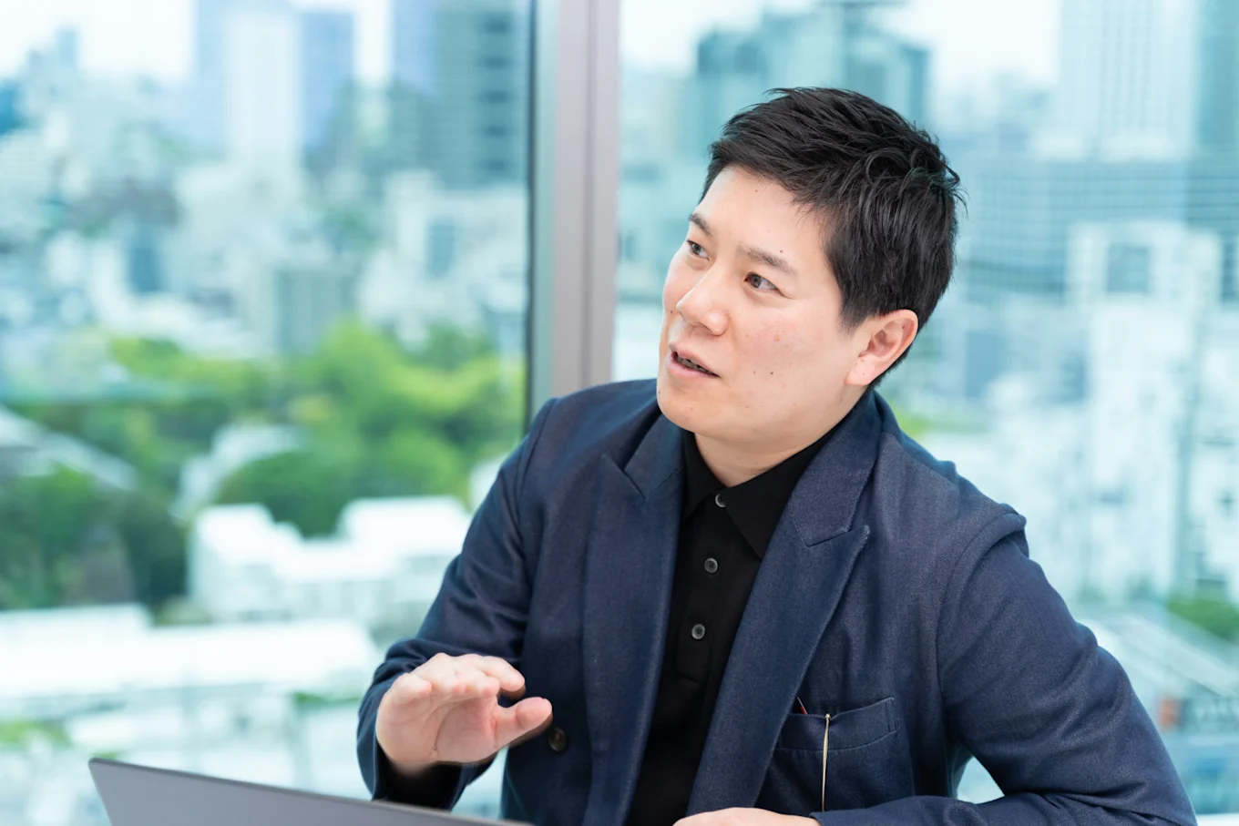 シニア人材不活性化問題に関するインタビューに応じる小林祐児さん