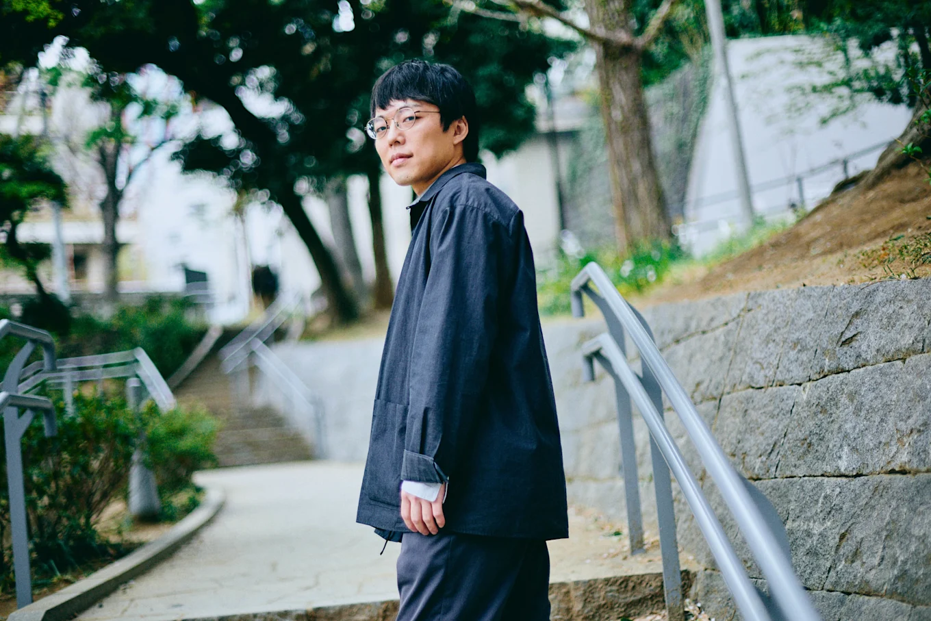 階段で振り返る谷川さん