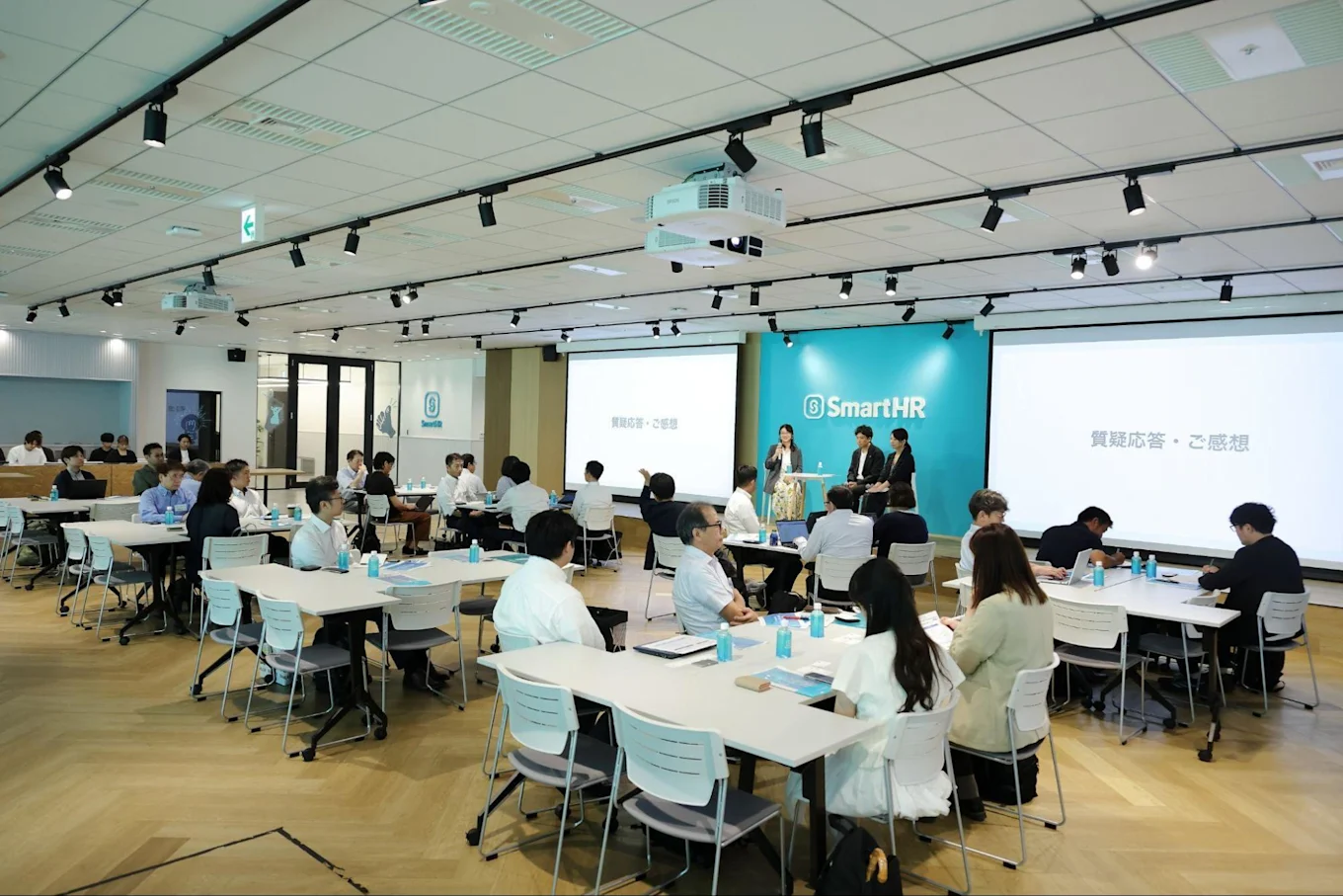SmartHR内でイベントトークを聞く人々