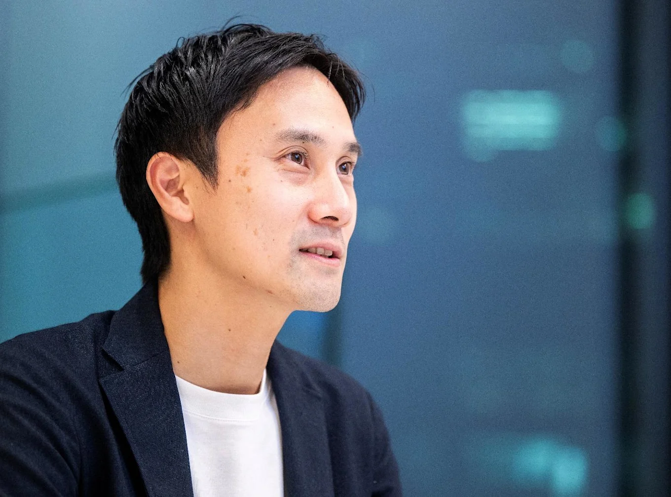 会議室でお話をする品川さん