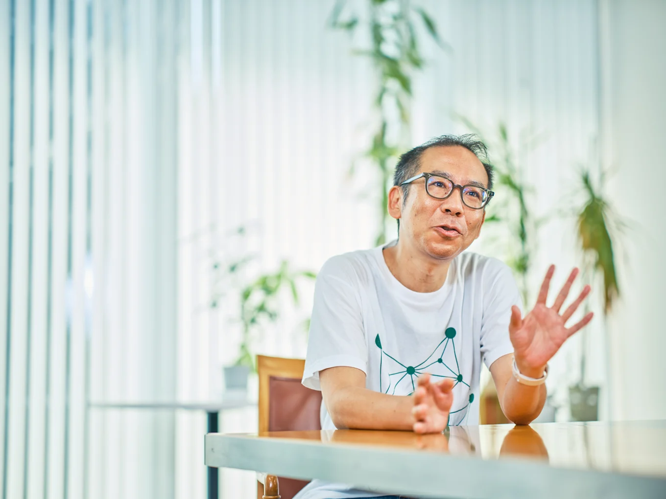 対談中の服部さん