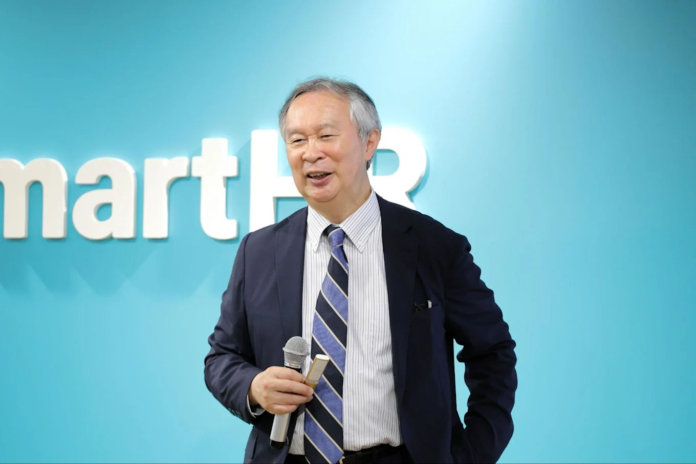 マイクをもってにこやかにお話する有沢さん