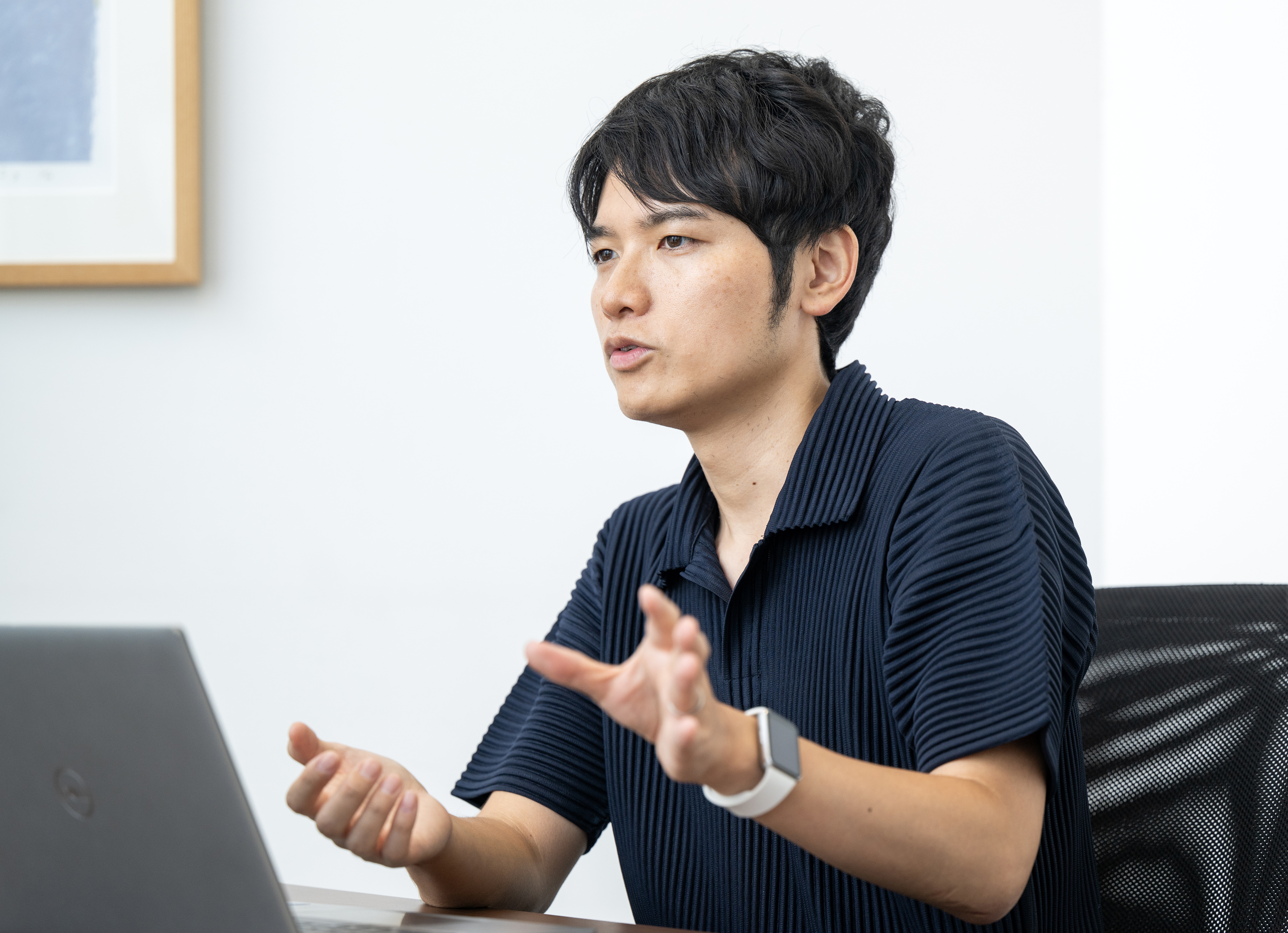 インタビューに応える古屋さん