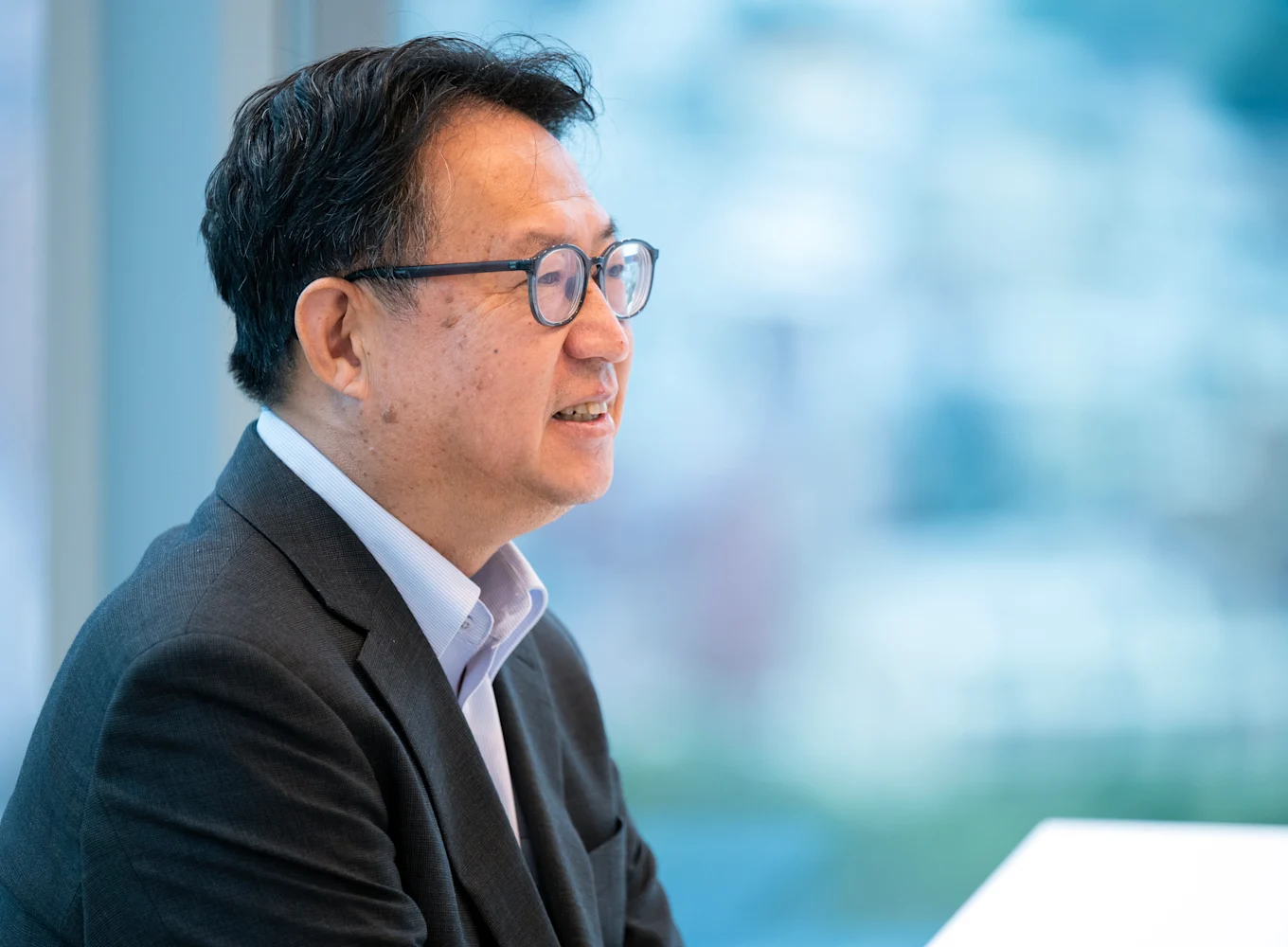 インタビューに答える岩本さん近影