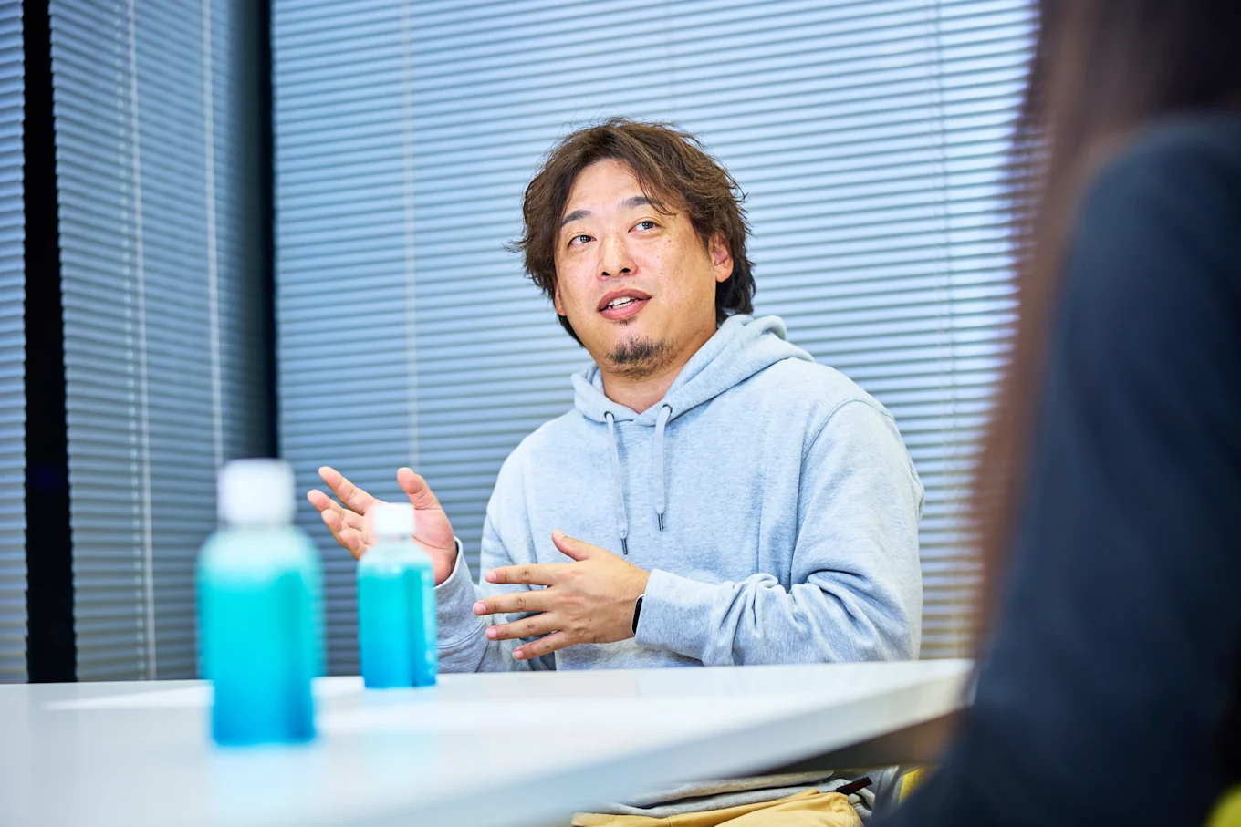 （写真）インタビューに応じる石井さん