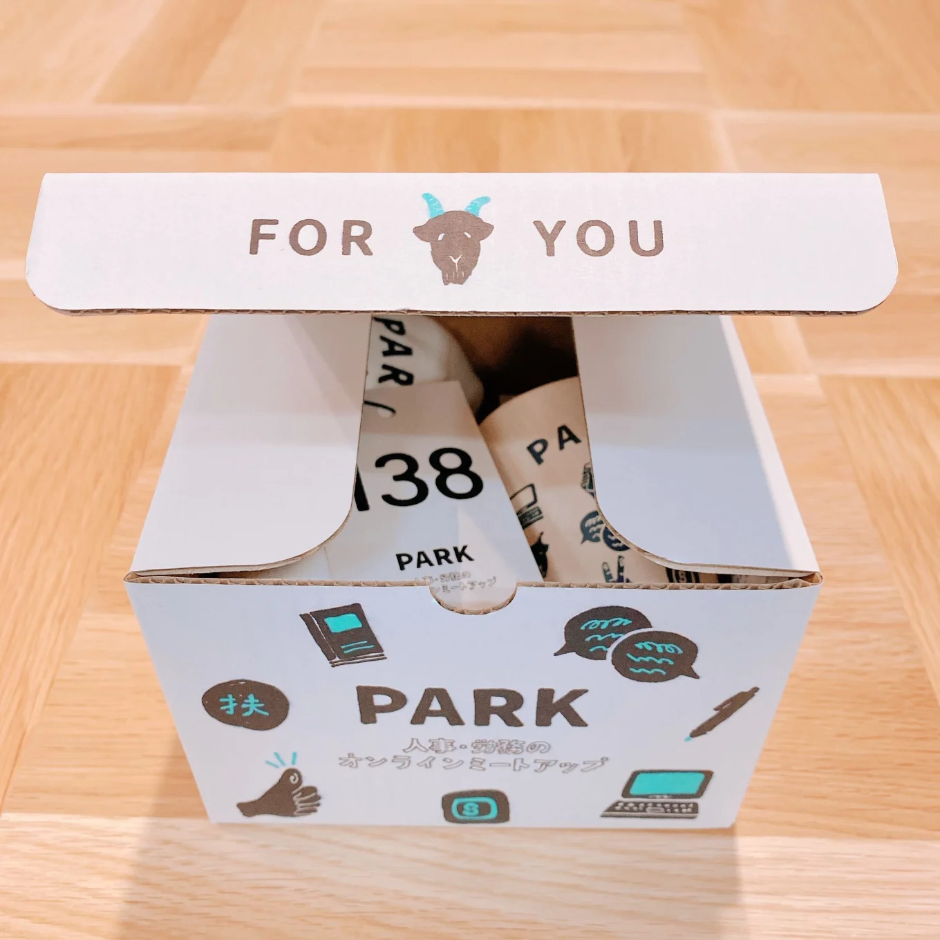 PARKオリジナルBOX　ダンボールの蓋には「FOR YOU」の文字