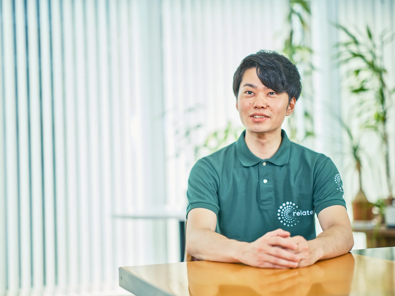 対談中に微笑む坂井さん