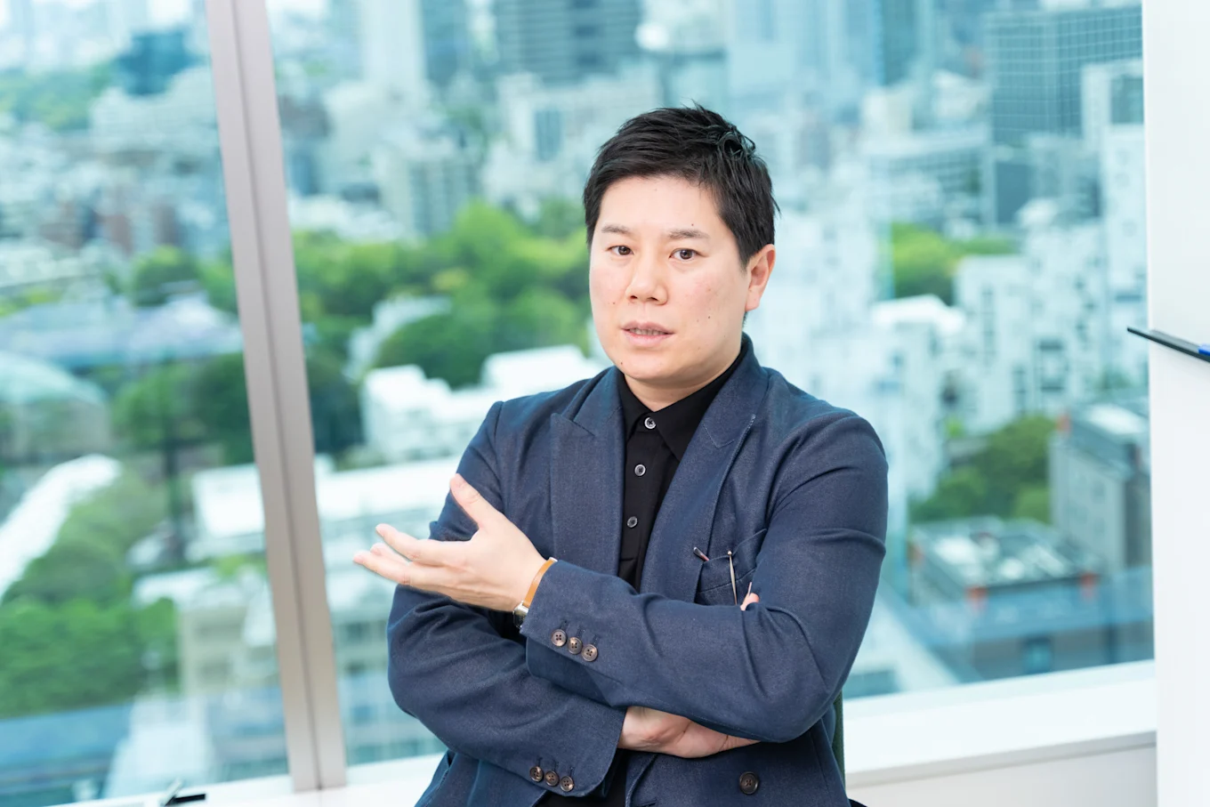シニア人材不活性化問題に関するインタビューに応じる小林祐児さん