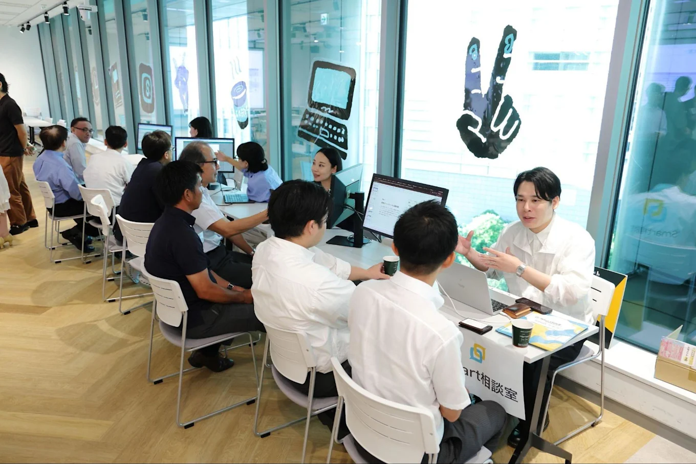 「労務管理ブース」「タレントマネジメントブース」「Smart相談室ブース」の3ブースで体験をする人々