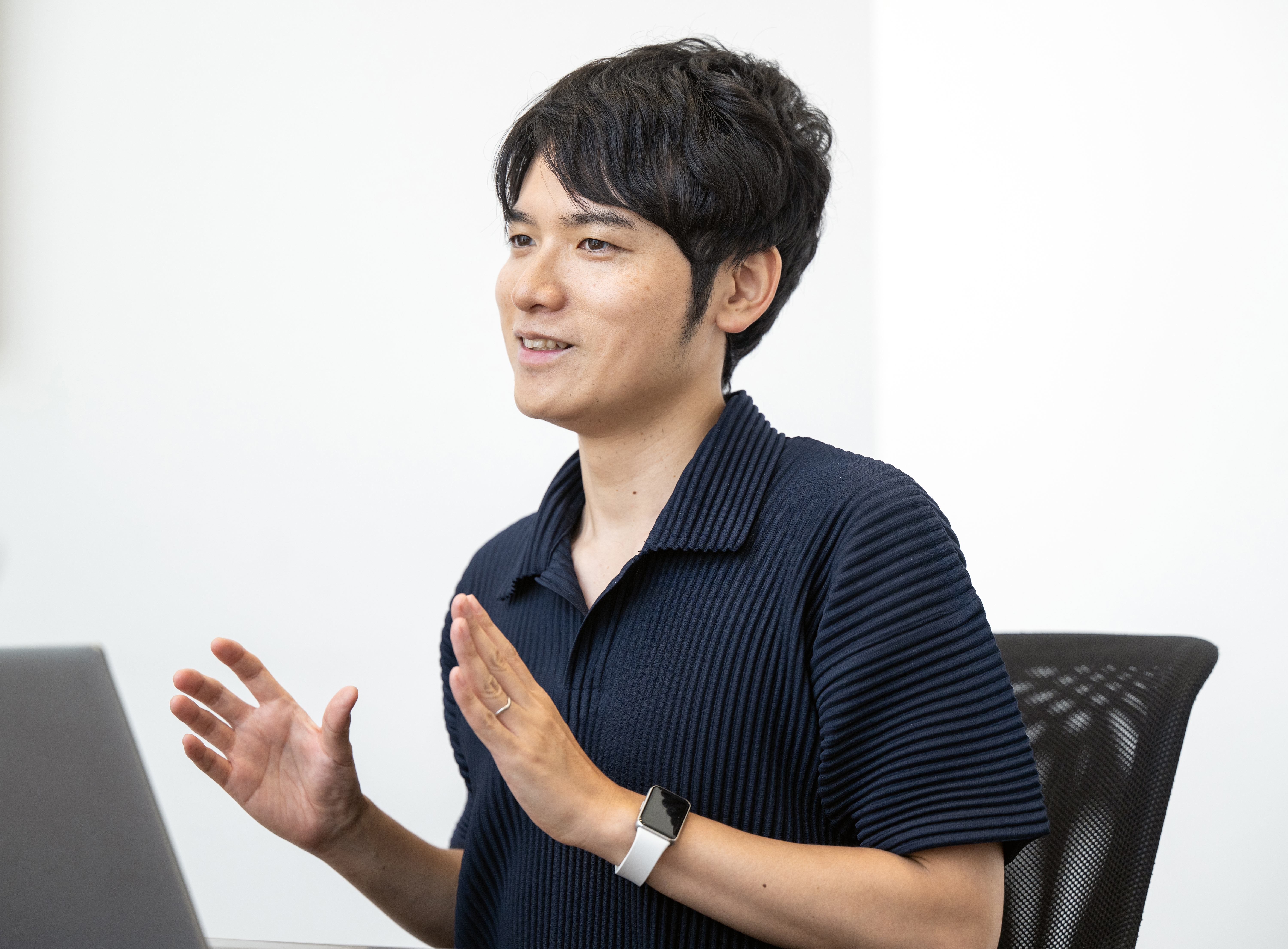 インタビューに応える古屋さん