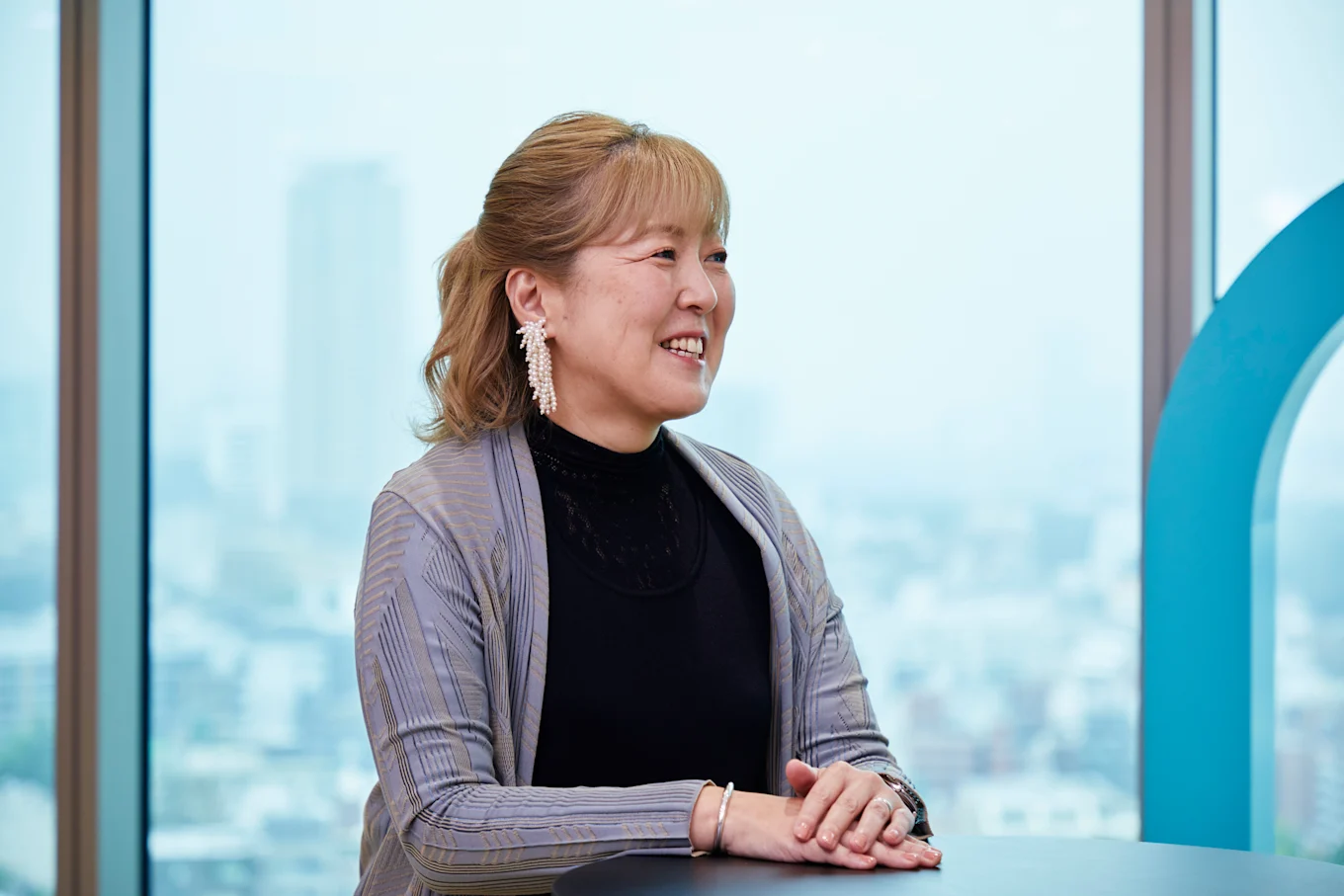 対談中、笑顔でお話する笹原さん