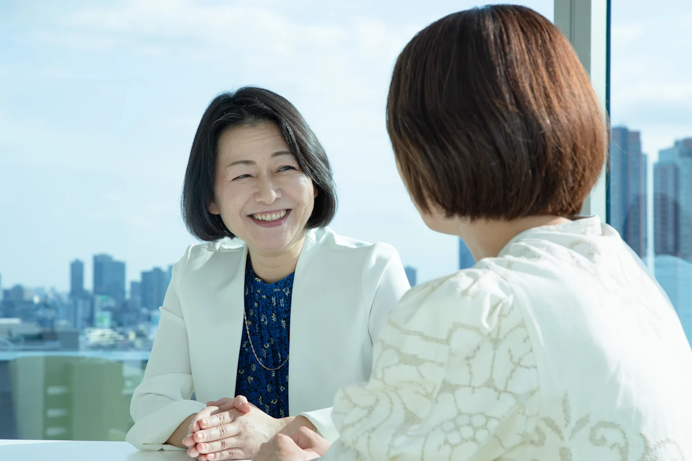 向かい合ってお話をする武田さんと泊さん