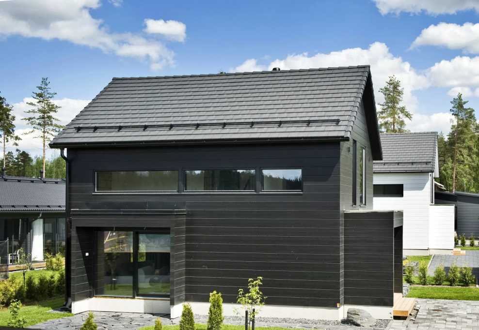 IMG - Ormax Evo Tummanharmaa -betoniitiilikatto - Villa Ormax | Asuntomessut 2020 - 2400 px / 1656 px