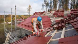 IMG - Ormax Evo tupapunainen betonikattotiilien ladonta katolle - 2000 px / 1125 px