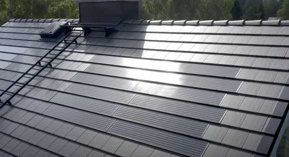 IMG - Ormax EVO Aurinkokatto lähikuva lappeesta | Pisa Kattoremontti Oy - King of Roofs 2021 - aurinkopaneelit-tiilikatolle-auringossa.jpg - 1998 px / 1083 px