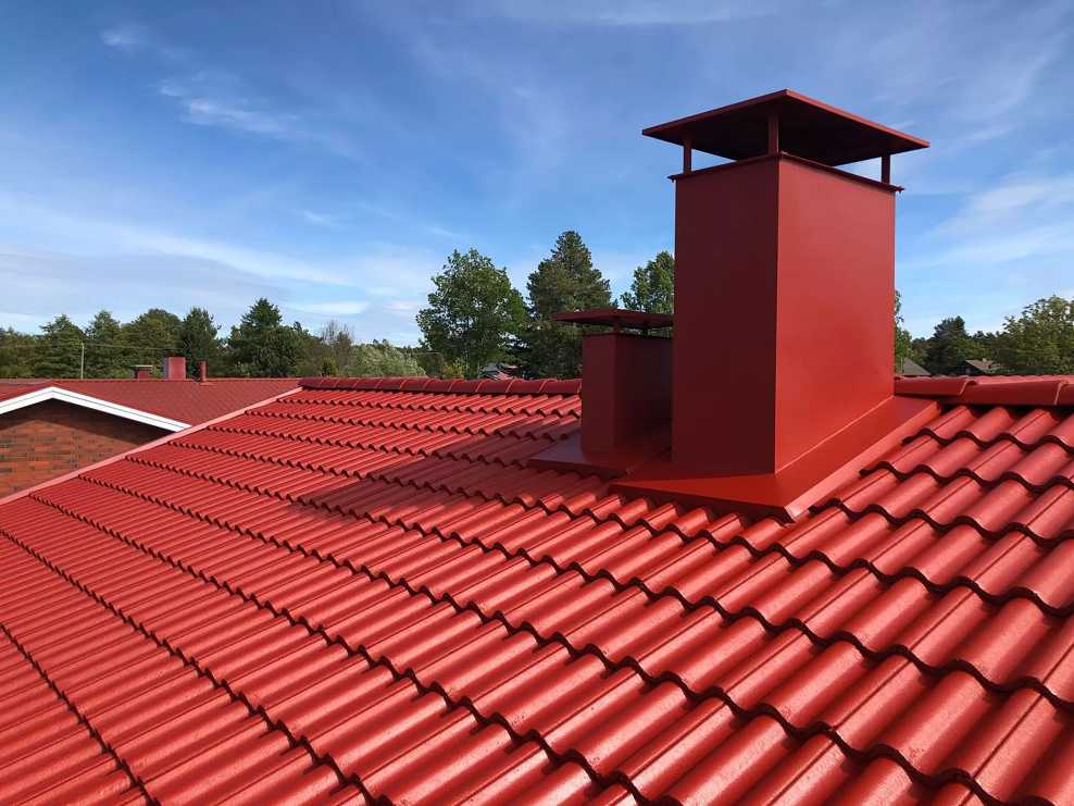 IMG - Ormax Pro 2.0 Pinnoitus kattomaali - punainen-pinnoitettu-tiilikatto-katolta-kuvattuna - 2400 px / 1800 px