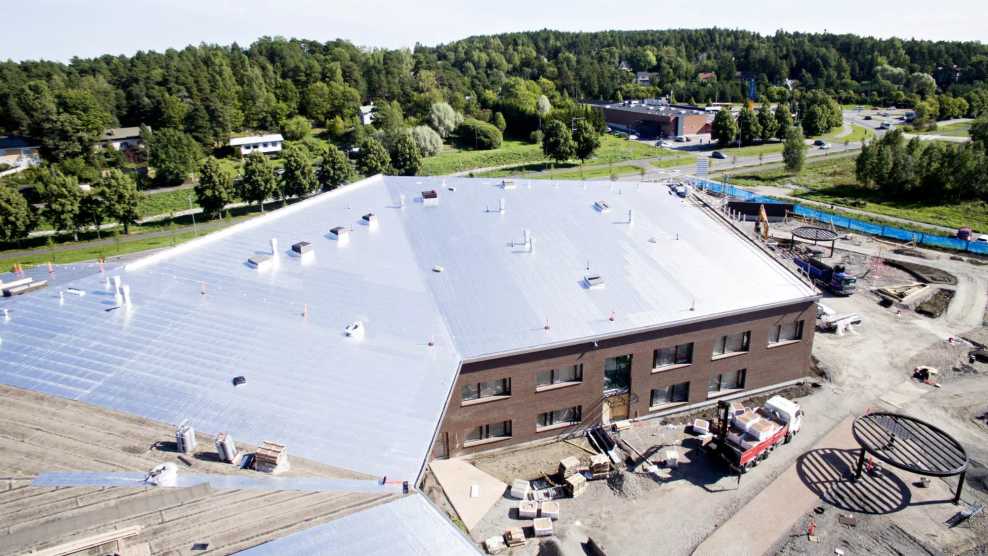 IMG - Metallic-bitumikermikate Hirvensalolaisen koulun katolla - 2000 px / 1126 px