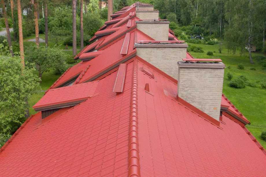 Tiilikaton pinnoitus parantaa katon kestävyyttä ja uudistaa ulkonäköä.
