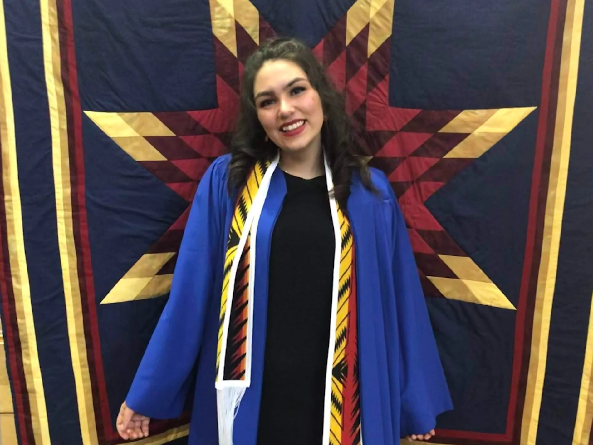 Photo de Candace souriante dans sa robe de remise de diplôme 


