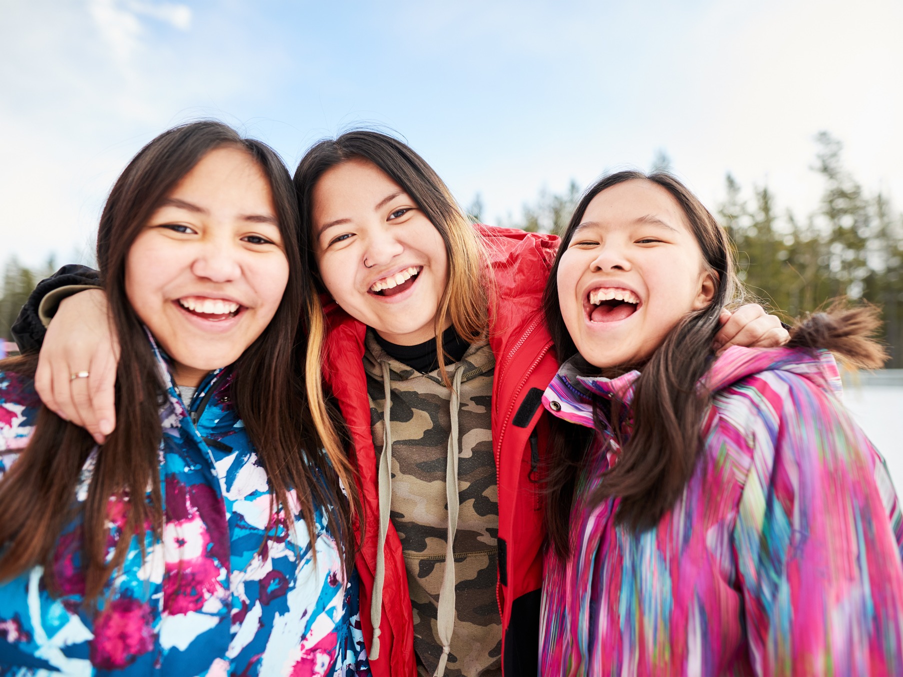Trois adolescentes riant et souriant en pensant à leur avenir.