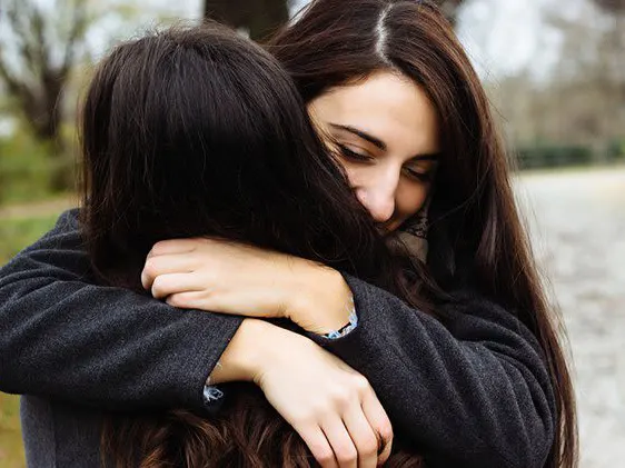 Deux femmes qui s’étreignent