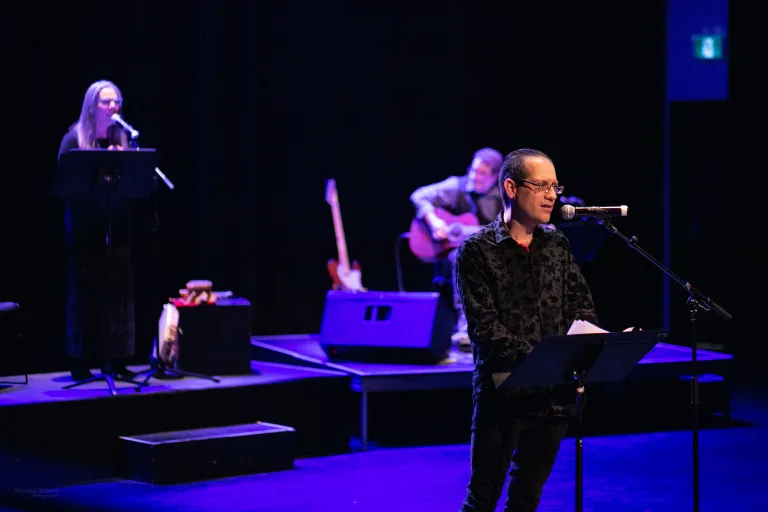 Louis-Karl Picard-Sioui reading during the Kwatendotonnhk show.