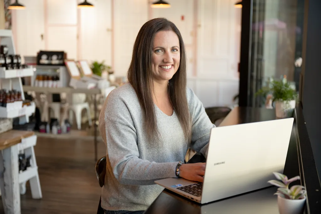 #StandWithOwners winner, Lisa Beecroft leveraging her technology prize pack from TELUS and its partners.